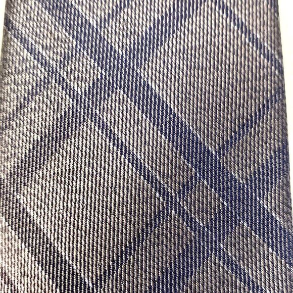 JOSEPH ABBOUD gray tones plaid 100 % silk length 29 inches - Picture 3 of 6